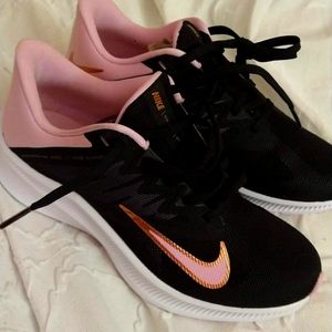 NEW NIKE SHOES SIZE 6